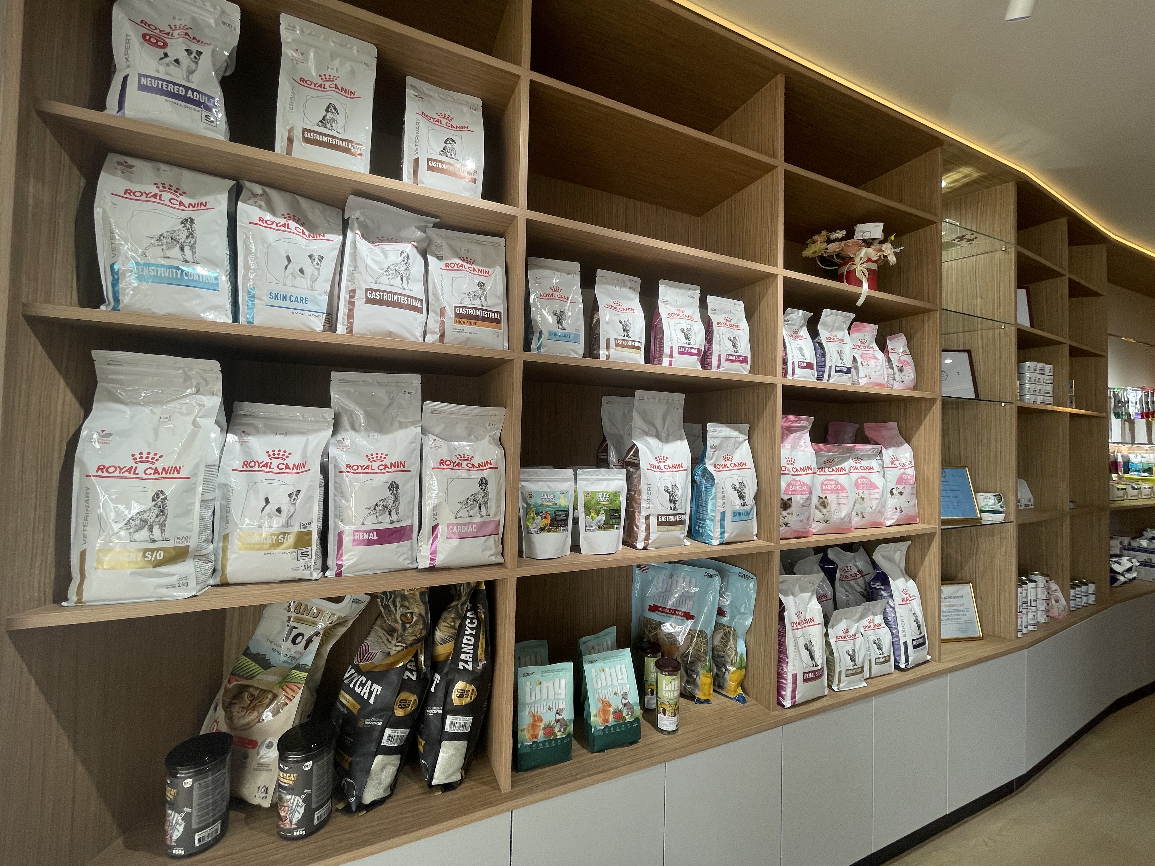 โซนอาหารและของใช้สัตว์เลี้ยง โรงพยาบาลสัตว์ภูเก็ต Pawstown